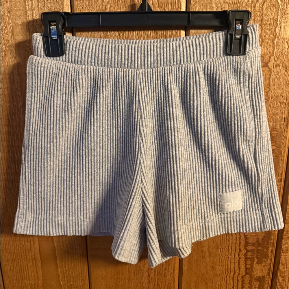ALO Yoga Muse Ribbed Lounge Shorts in Light Gray XXS